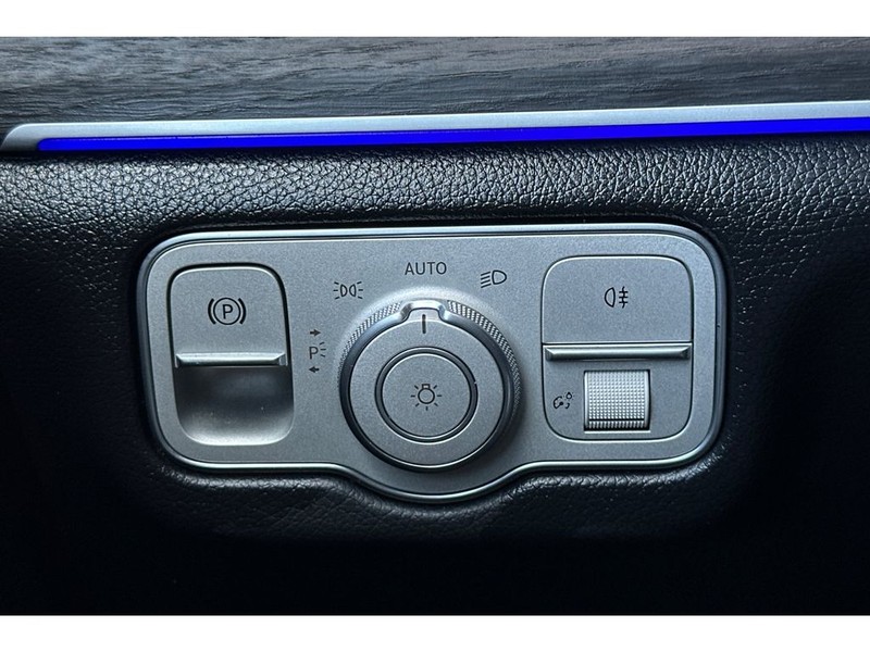 Mercedes-Benz GLE SUV Vehicle Full-screen Gallery Image 33