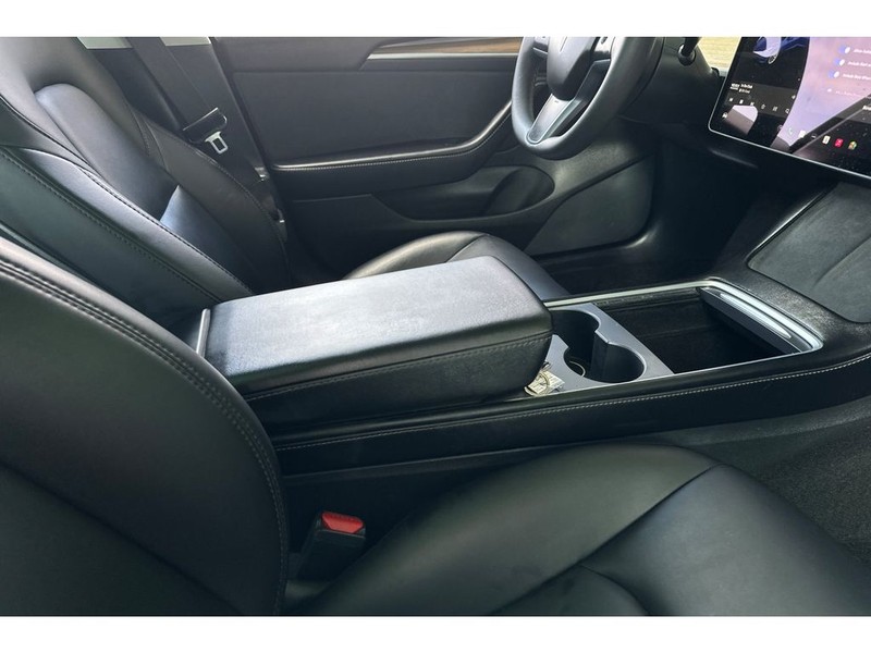 Tesla Model 3 Vehicle Full-screen Gallery Image 17