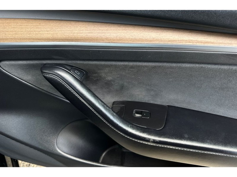 Tesla Model 3 Vehicle Full-screen Gallery Image 19