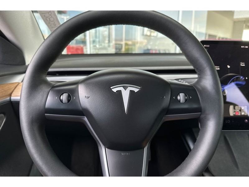 Tesla Model 3 Vehicle Full-screen Gallery Image 25