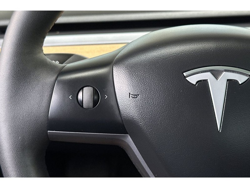 Tesla Model 3 Vehicle Full-screen Gallery Image 26