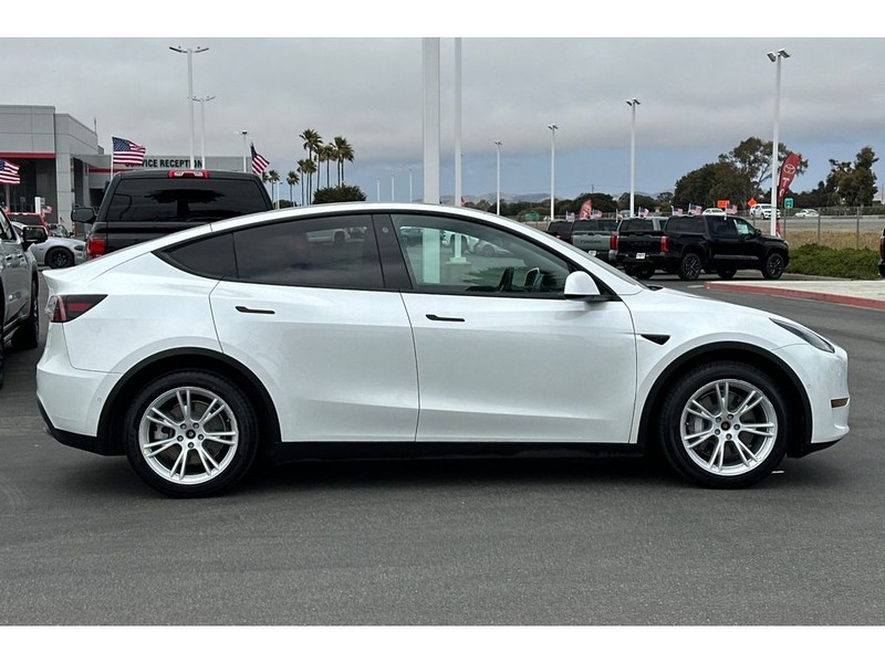 Tesla Model Y Vehicle Full-screen Gallery Image 03