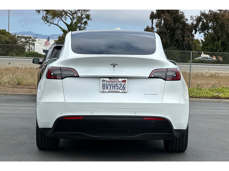 Tesla Model Y Vehicle Full-screen Gallery Image 05