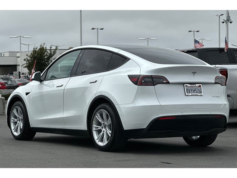 Tesla Model Y Vehicle Full-screen Gallery Image 06