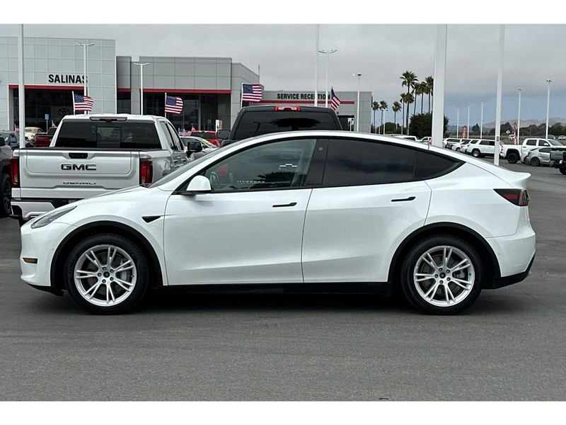 Tesla Model Y Vehicle Full-screen Gallery Image 07