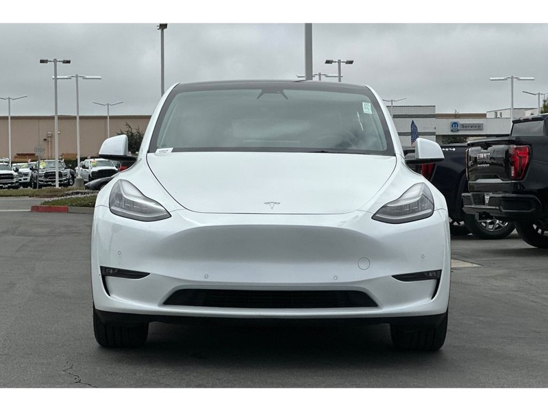 Tesla Model Y Vehicle Full-screen Gallery Image 09