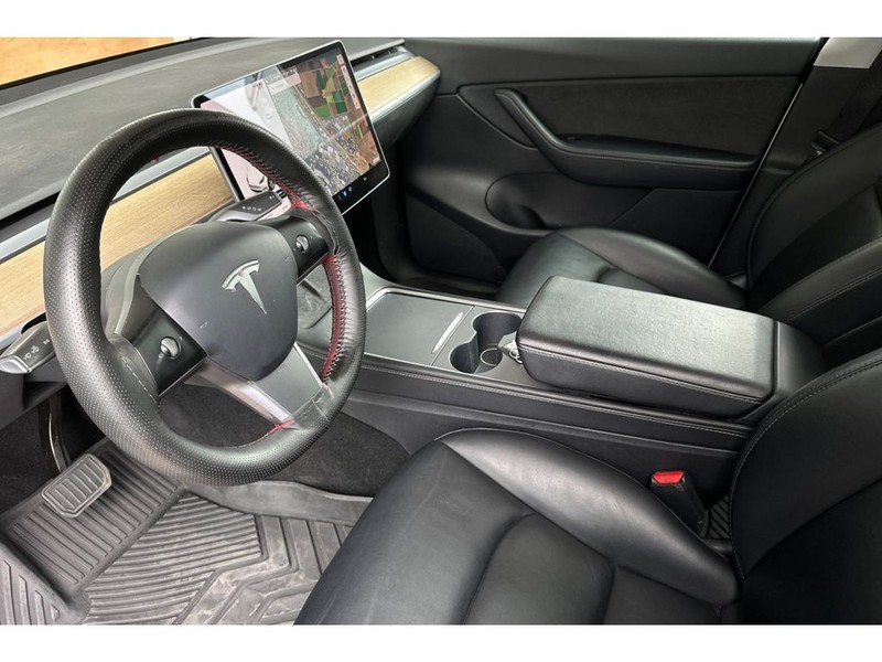 Tesla Model Y Vehicle Full-screen Gallery Image 10
