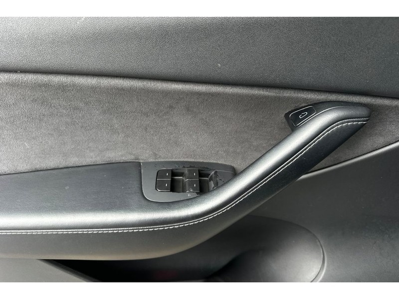 Tesla Model Y Vehicle Full-screen Gallery Image 11