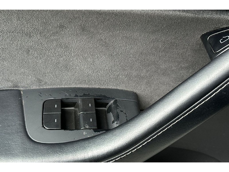 Tesla Model Y Vehicle Full-screen Gallery Image 12