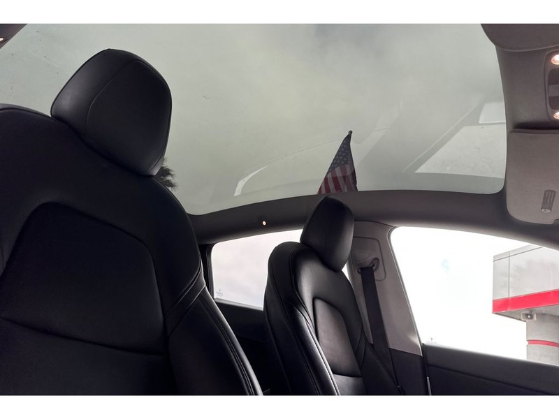 Tesla Model Y Vehicle Full-screen Gallery Image 19