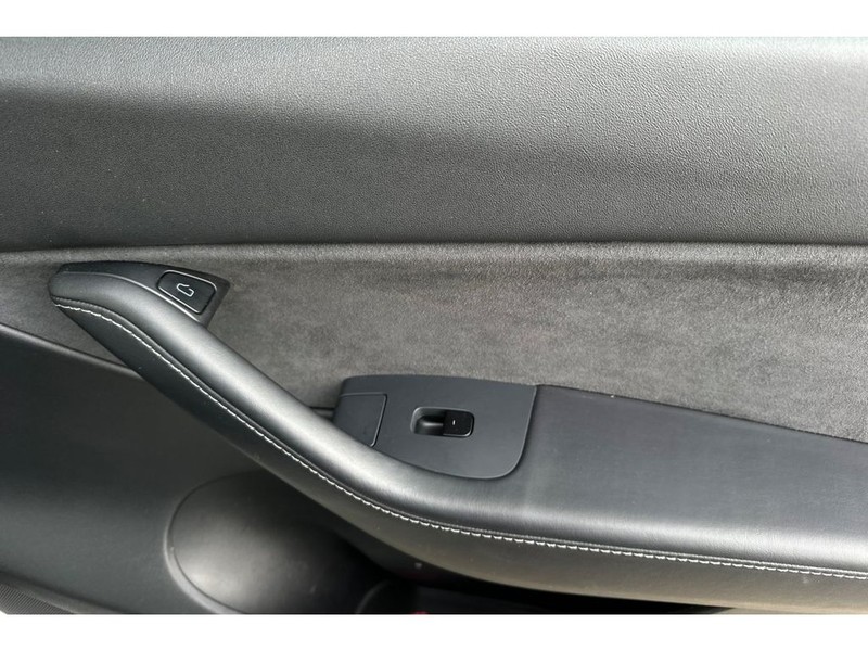 Tesla Model Y Vehicle Full-screen Gallery Image 20