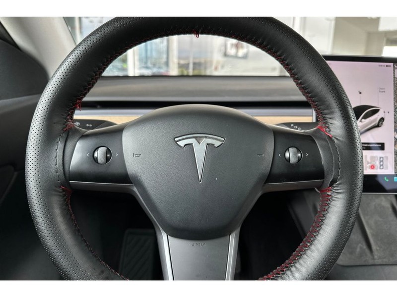 Tesla Model Y Vehicle Full-screen Gallery Image 26