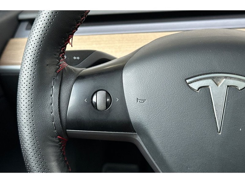 Tesla Model Y Vehicle Full-screen Gallery Image 27