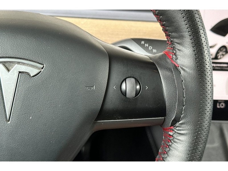 Tesla Model Y Vehicle Full-screen Gallery Image 28