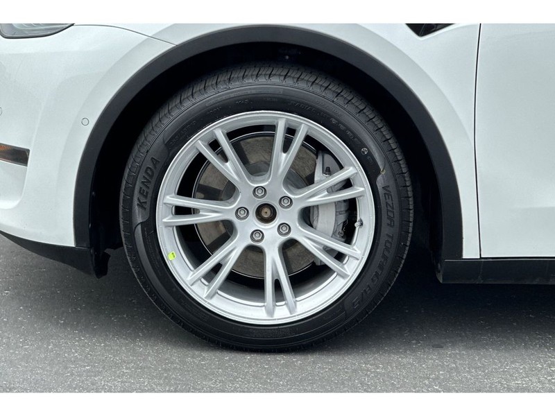 Tesla Model Y Vehicle Full-screen Gallery Image 32