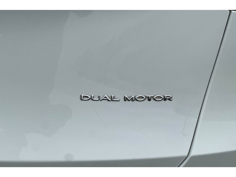 Tesla Model Y Vehicle Full-screen Gallery Image 33