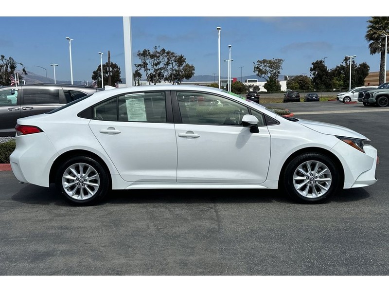 Toyota Corolla Vehicle Full-screen Gallery Image 03