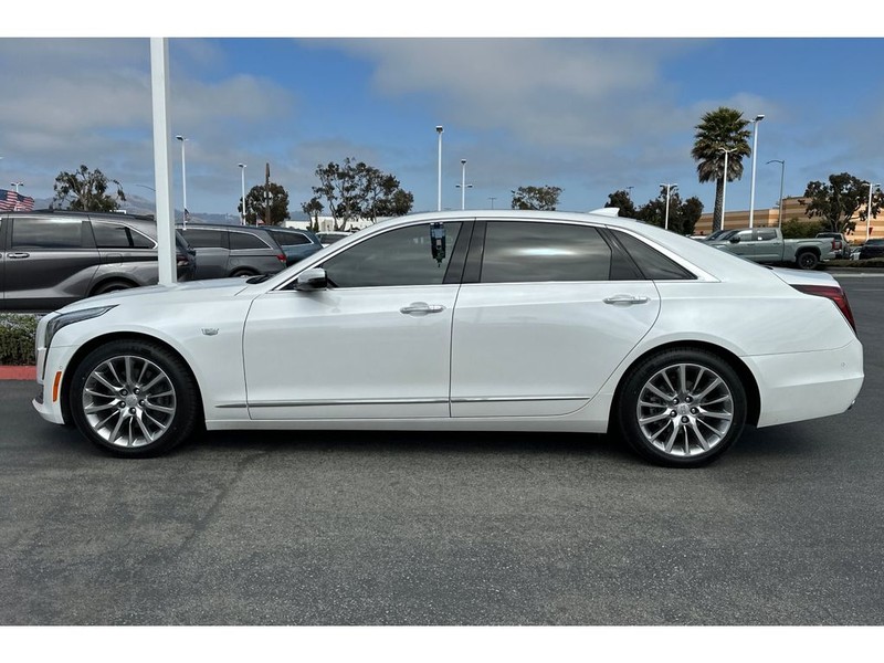 Cadillac CT6 Vehicle Full-screen Gallery Image 07