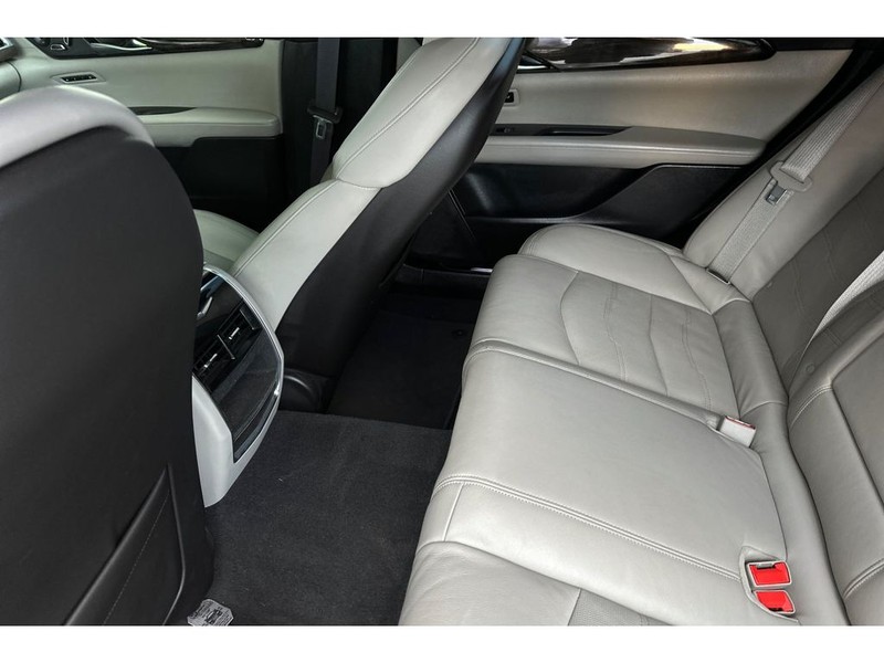 Cadillac CT6 Vehicle Full-screen Gallery Image 13
