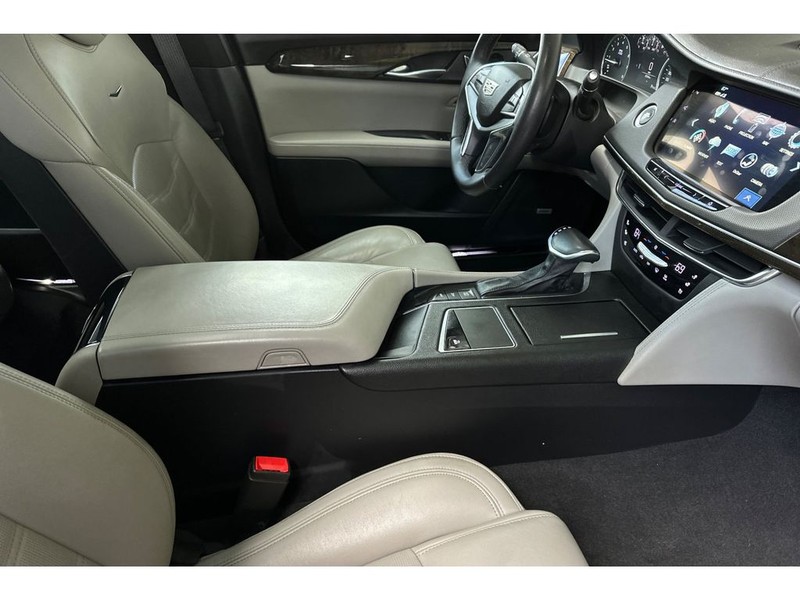 Cadillac CT6 Vehicle Full-screen Gallery Image 17