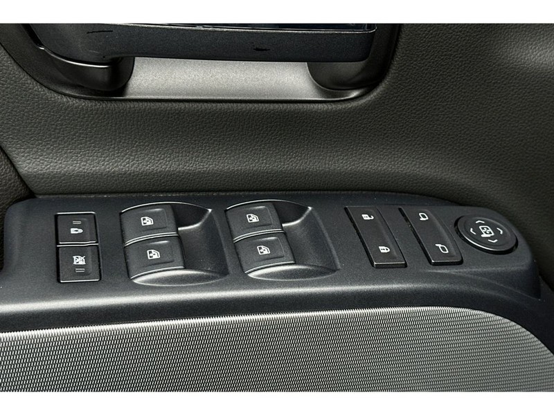 Chevrolet Silverado Vehicle Full-screen Gallery Image 12