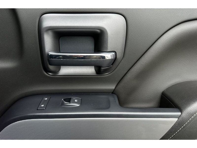 Chevrolet Silverado Vehicle Full-screen Gallery Image 18