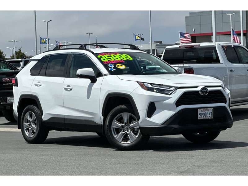 Toyota RAV4 Vehicle Full-screen Gallery Image 02