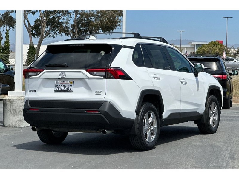 Toyota RAV4 Vehicle Full-screen Gallery Image 04