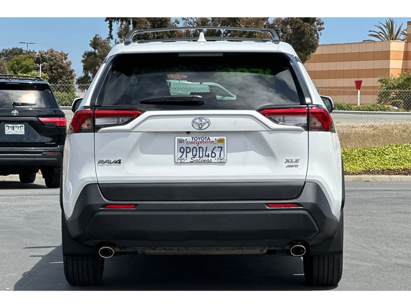 Toyota RAV4 Vehicle Full-screen Gallery Image 05