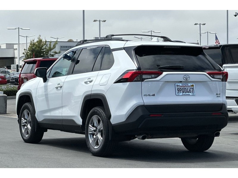 Toyota RAV4 Vehicle Full-screen Gallery Image 06