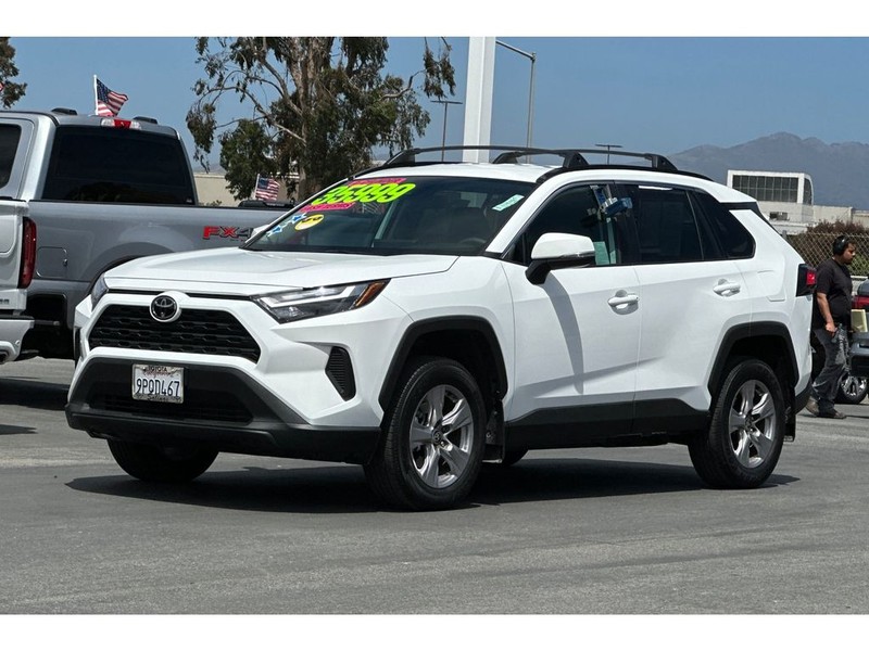 Toyota RAV4 Vehicle Full-screen Gallery Image 08