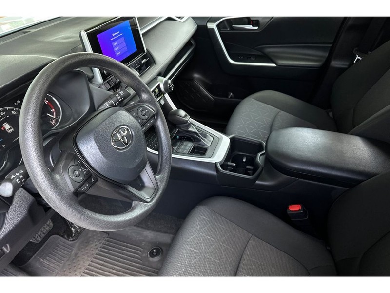 Toyota RAV4 Vehicle Full-screen Gallery Image 10