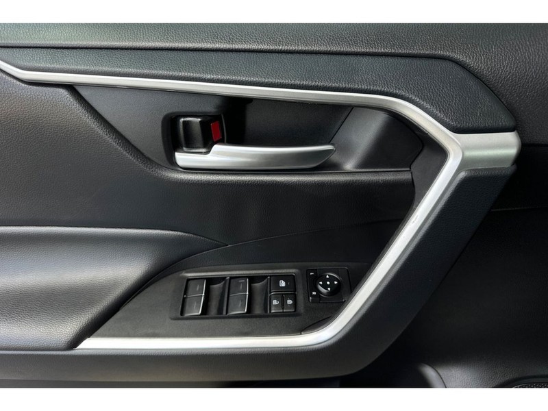 Toyota RAV4 Vehicle Full-screen Gallery Image 11