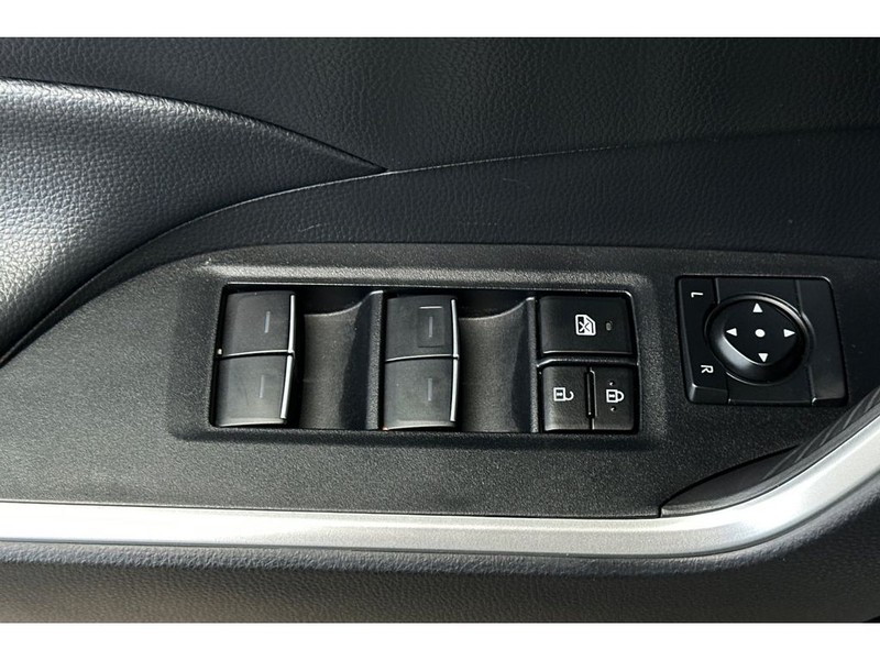 Toyota RAV4 Vehicle Full-screen Gallery Image 12