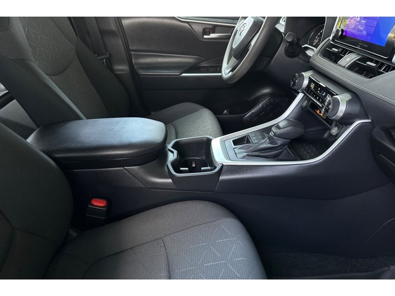 Toyota RAV4 Vehicle Full-screen Gallery Image 18