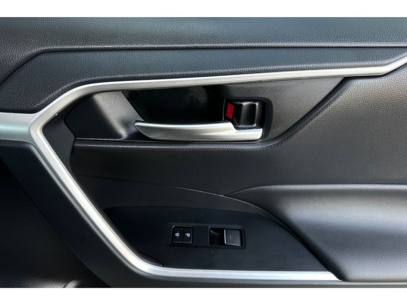 Toyota RAV4 Vehicle Full-screen Gallery Image 20
