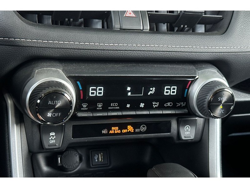Toyota RAV4 Vehicle Full-screen Gallery Image 23