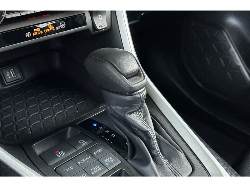 Toyota RAV4 Vehicle Full-screen Gallery Image 24