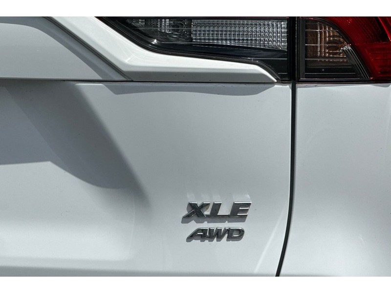Toyota RAV4 Vehicle Full-screen Gallery Image 33