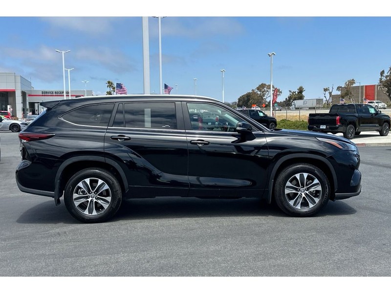Toyota Highlander Vehicle Full-screen Gallery Image 03