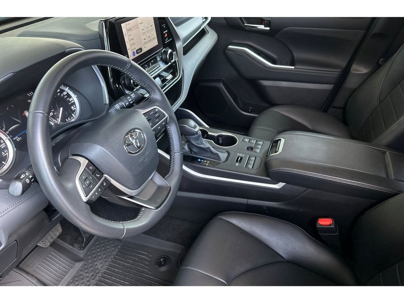 Toyota Highlander Vehicle Full-screen Gallery Image 10
