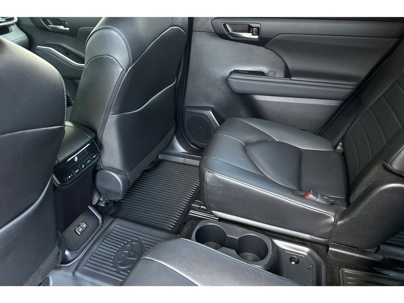 Toyota Highlander Vehicle Full-screen Gallery Image 13