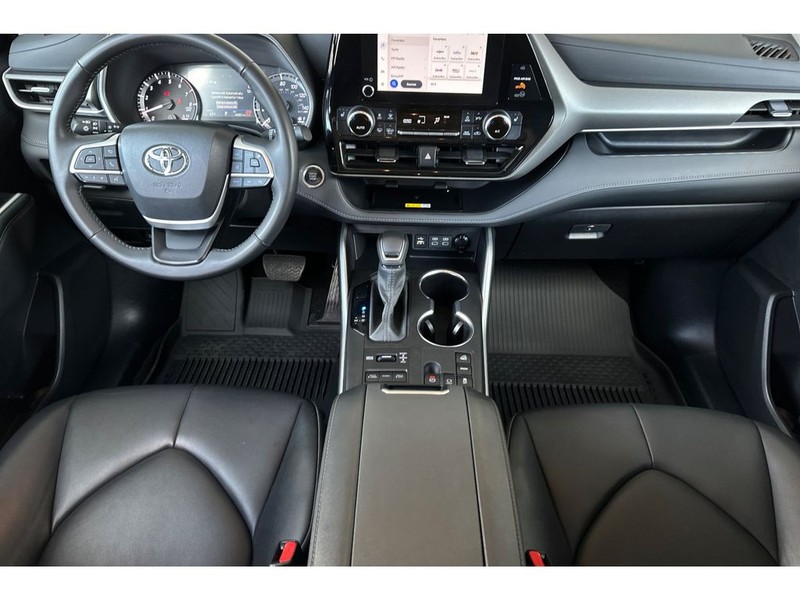Toyota Highlander Vehicle Full-screen Gallery Image 15