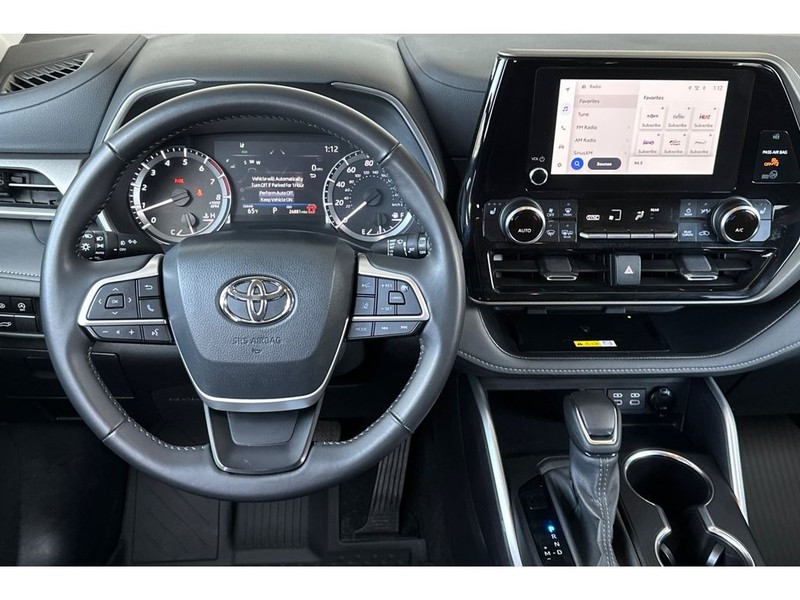 Toyota Highlander Vehicle Full-screen Gallery Image 16
