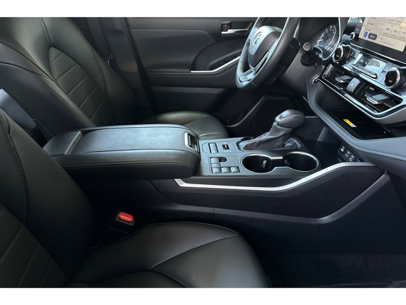 Toyota Highlander Vehicle Full-screen Gallery Image 19