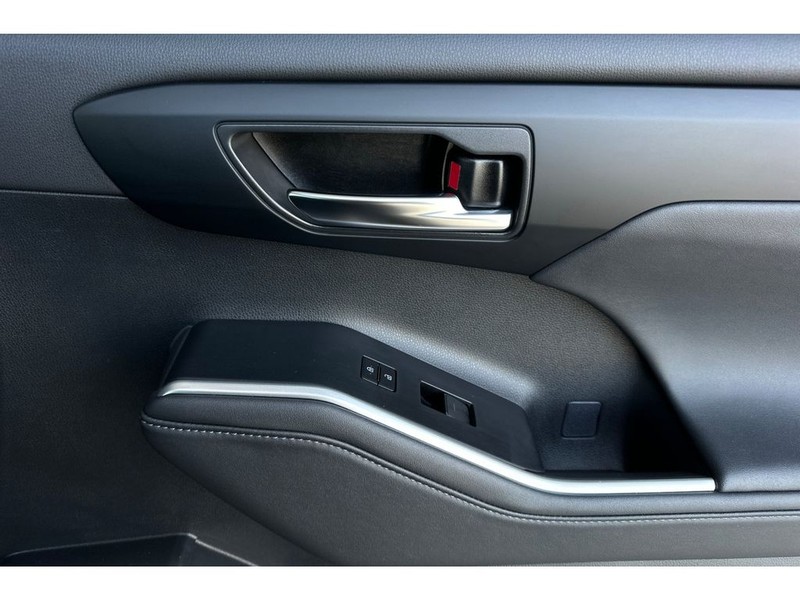 Toyota Highlander Vehicle Full-screen Gallery Image 21