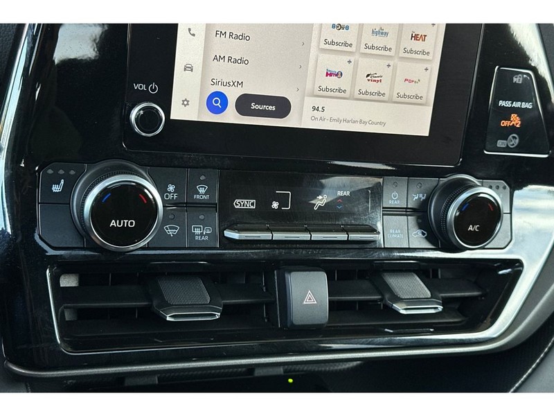 Toyota Highlander Vehicle Full-screen Gallery Image 24