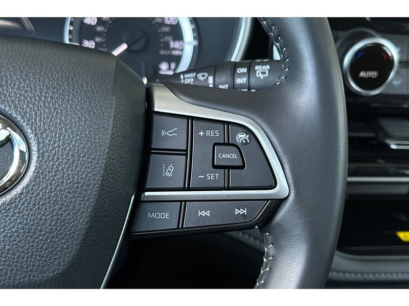 Toyota Highlander Vehicle Full-screen Gallery Image 29