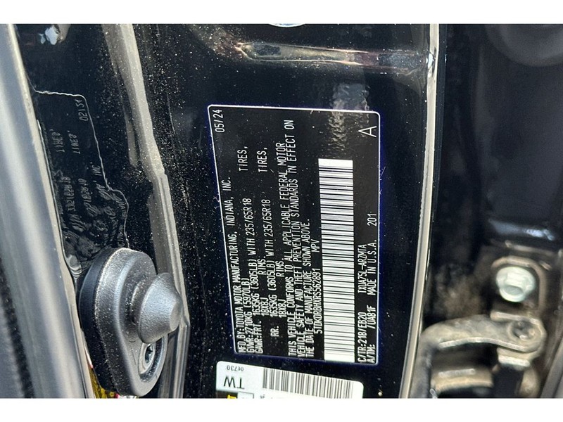 Toyota Highlander Vehicle Full-screen Gallery Image 35