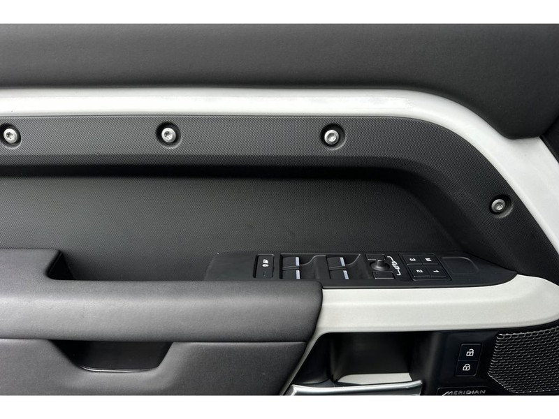 Land Rover Defender 110 Vehicle Full-screen Gallery Image 11